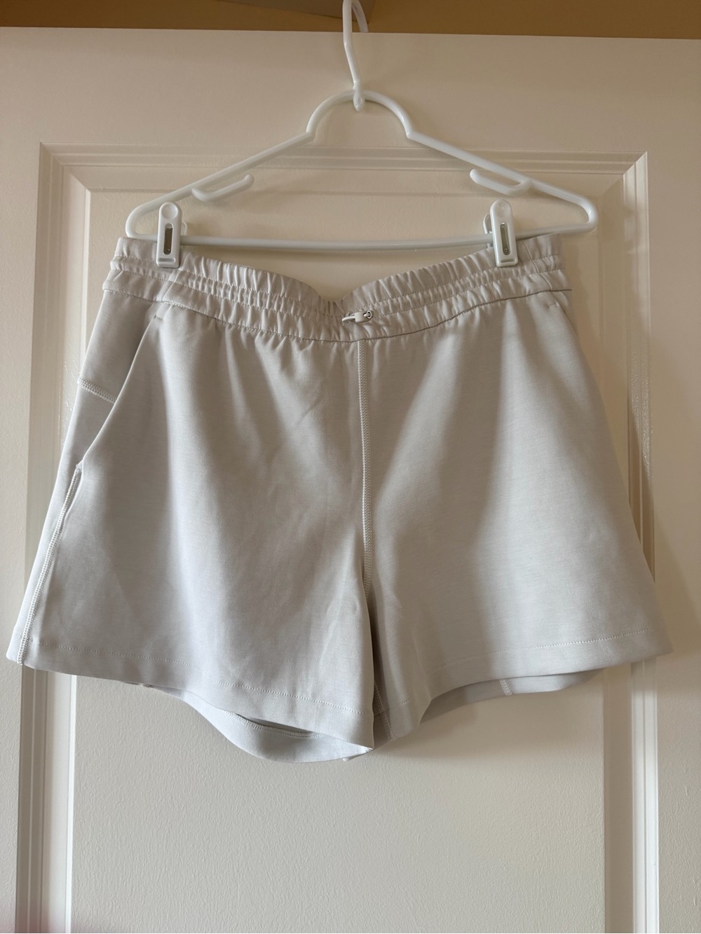 Lululemon Softstreme High-Rise Short 4" Size 10 Bone / Cream